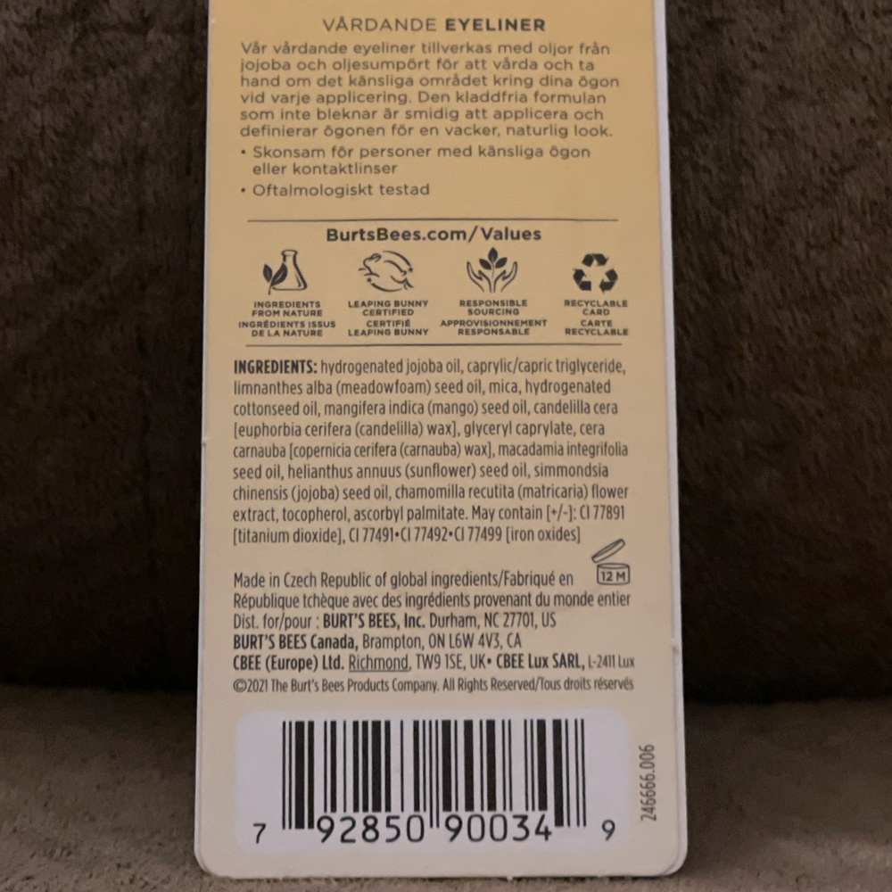 Nourishing Eyeliner Soft Black by Burt’s Bees - Picture 12 of 16